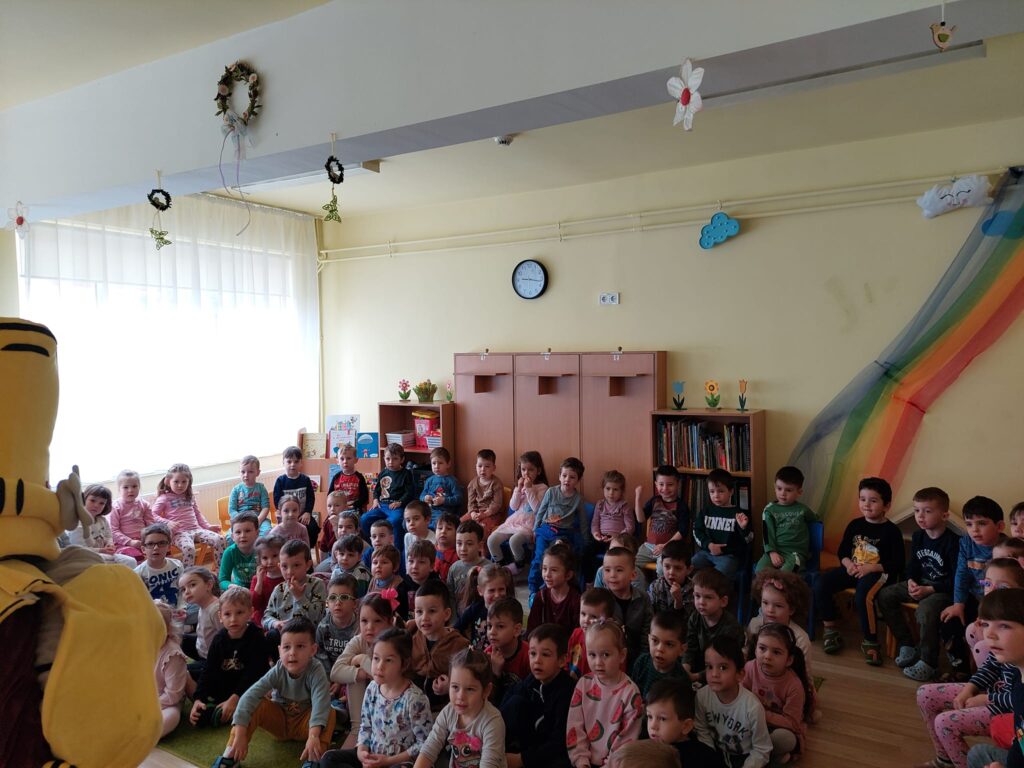 Prichindeii Grădiniței cu Program Prelungit Nr 43 Sibiu au aflat despre drumul deșeurilor după ce pleacă de la noi din casă