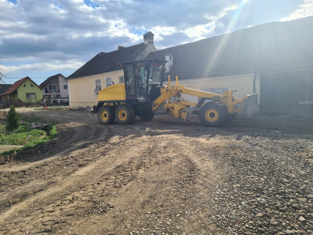 Primăria comunei Hoghilag reface trotuarele, asfaltează și amenajează spațiile verzi pe cele două străzi aflate în spatele grădiniței din Hoghilag