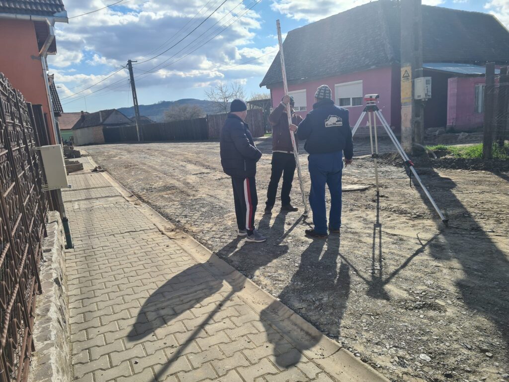 Primăria comunei Hoghilag reface trotuarele, asfaltează și amenajează spațiile verzi pe cele două străzi aflate în spatele grădiniței din Hoghilag