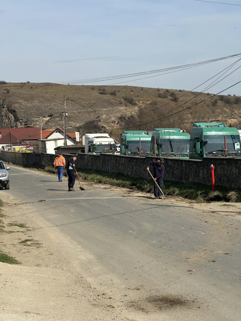 Primăria orașului Tălmaciu a reluat lucrările de asfaltare a străzilor