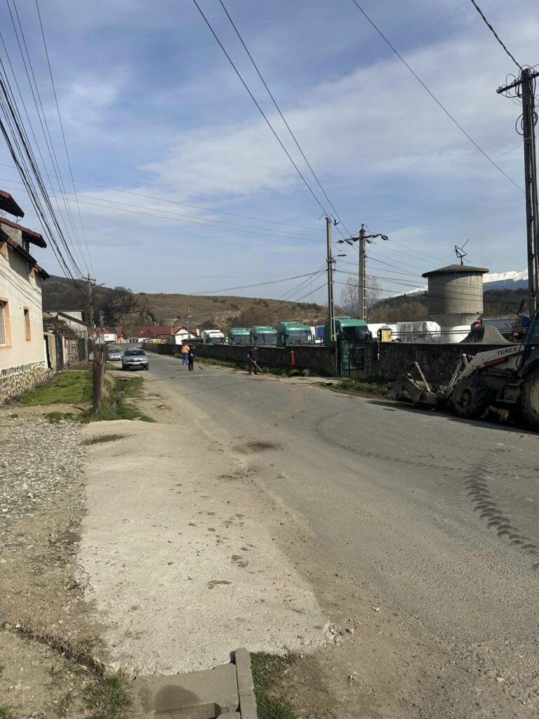 Primăria orașului Tălmaciu a reluat lucrările de asfaltare a străzilor