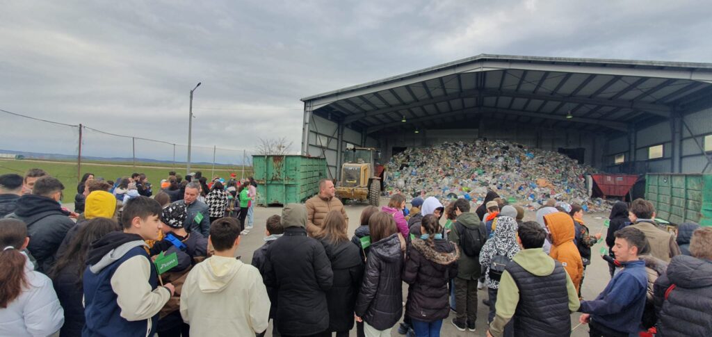Sute de elevi, de la numeroase școli din județul Sibiu participă în Săptămâna Verde la diverse activități organizatr la Stația de Sortare SOMA