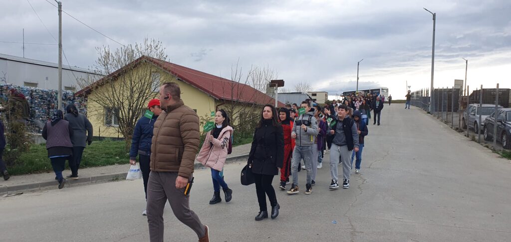 Sute de elevi, de la numeroase școli din județul Sibiu participă în Săptămâna Verde la diverse activități organizatr la Stația de Sortare SOMA
