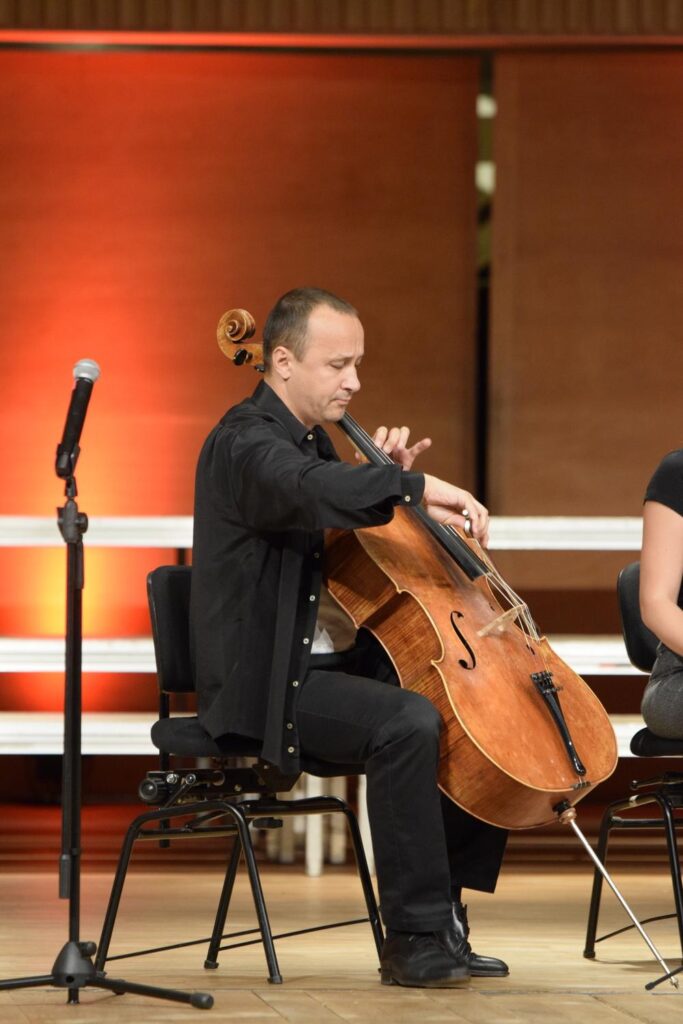 Talentatul violoncelist Răzvan Suma va fi preț de câteva ore profesor pentru micii melomani ce vor participa la concertele educative ale Filarmonicii de Stat Sibiu