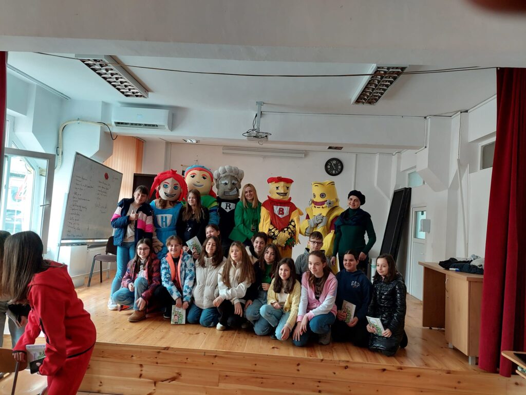 Ziua Internațională a Femeii, sărbătorită prin discuții verzi despre cum s-o ajutăm pe mama în bucătărie să sorteze deșeurile