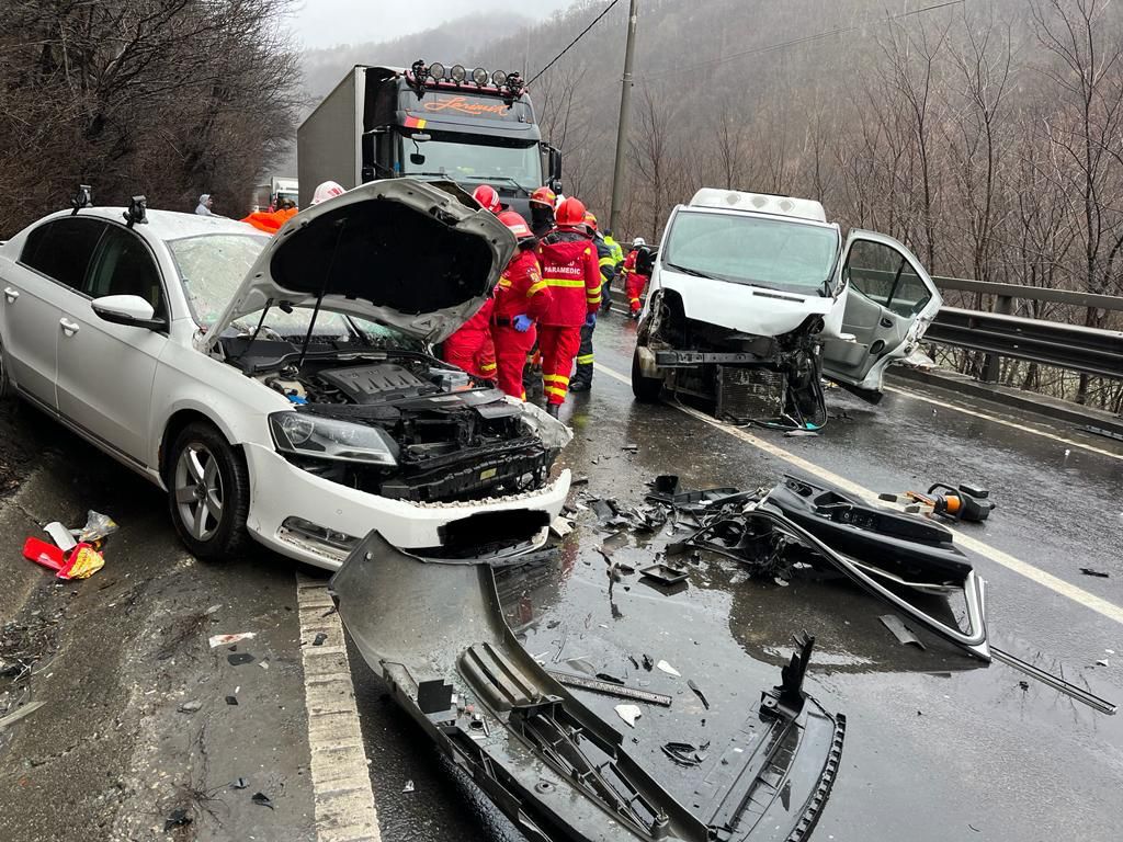 Accident pe Valea Oltului, lângă Boița | 4 victime, 2 bărbați incarcerați