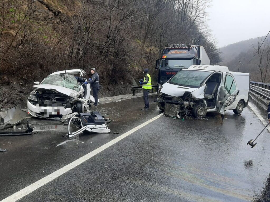 Accident pe Valea Oltului, lângă Boița | 4 victime, 2 bărbați incarcerați
