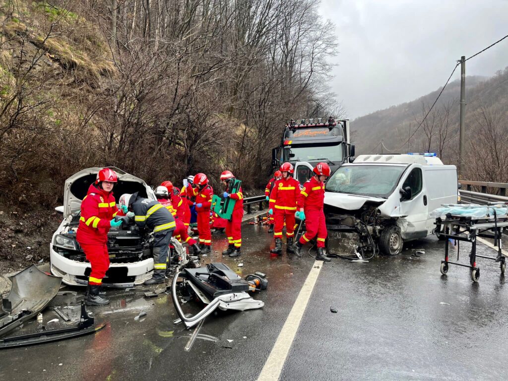 Accident pe Valea Oltului, lângă Boița | 4 victime, 2 bărbați incarcerați