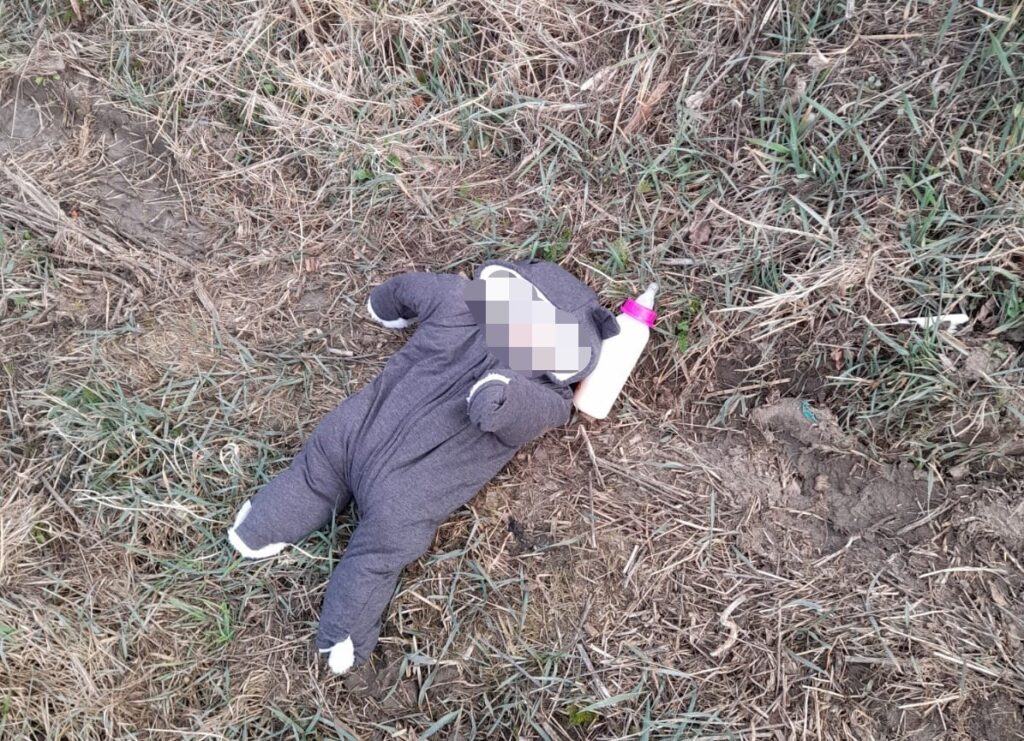 Fetița de cinci săptămâni, abandonată pe un câmp din Boarta, nu poate fi adoptată