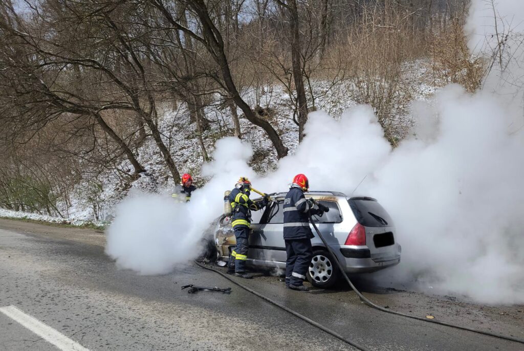 Autoturism distrus de flăcări | Nu au fost înregistrate victime