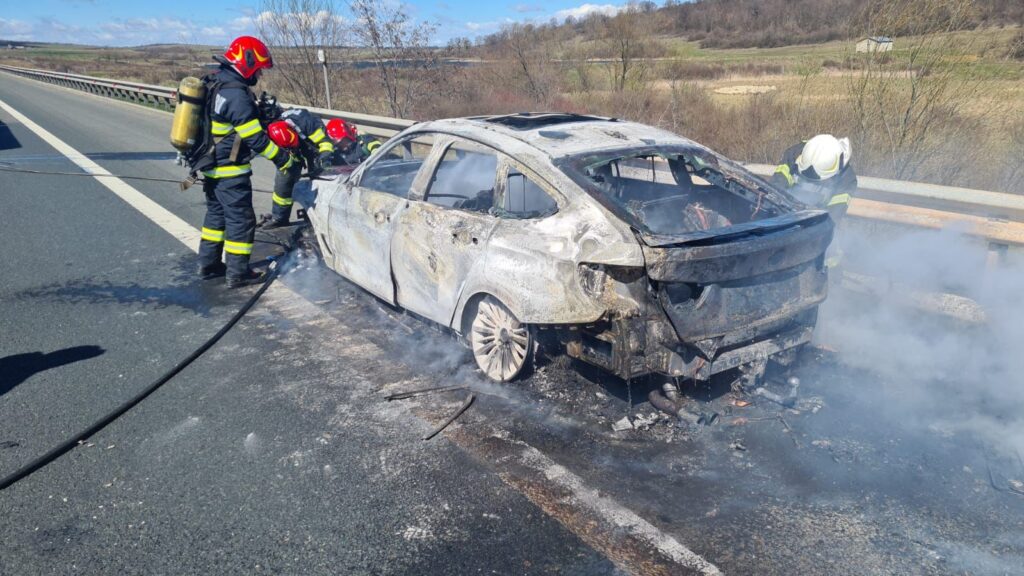 Incendiu pe A1-Un autoturism a luat foc