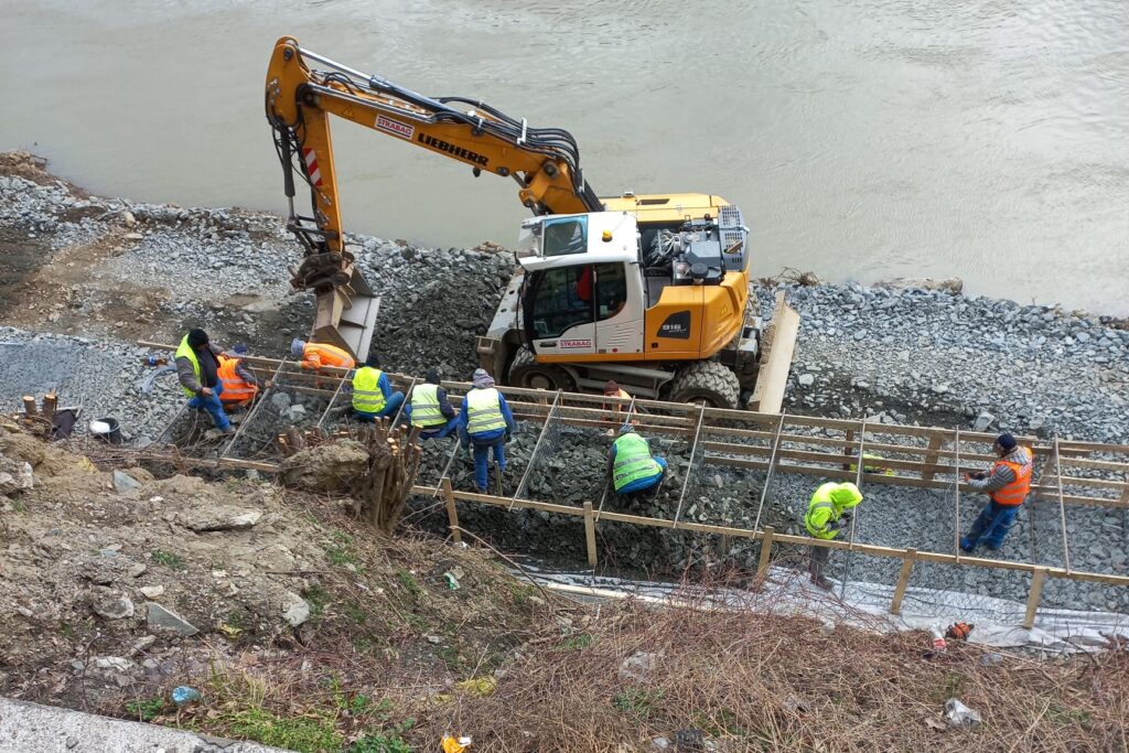Foto | Au fost reluate lucrările de consolidare de pe DN7- Boța