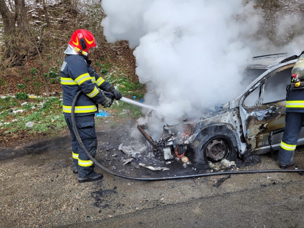 Autoturism distrus de flăcări | Nu au fost înregistrate victime