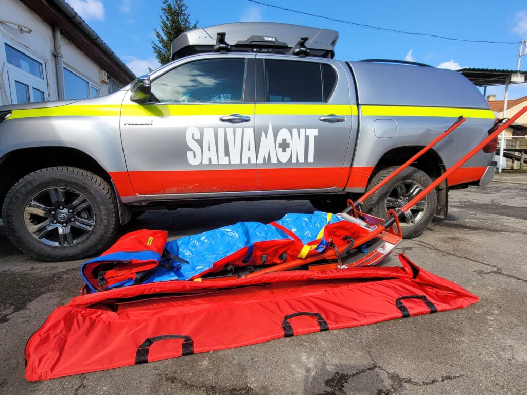 Serviciul Public Județean Salvamont Sibiu tocmai a achiziționat o targă "Canadiană" cu un sistem propriu de frânare
