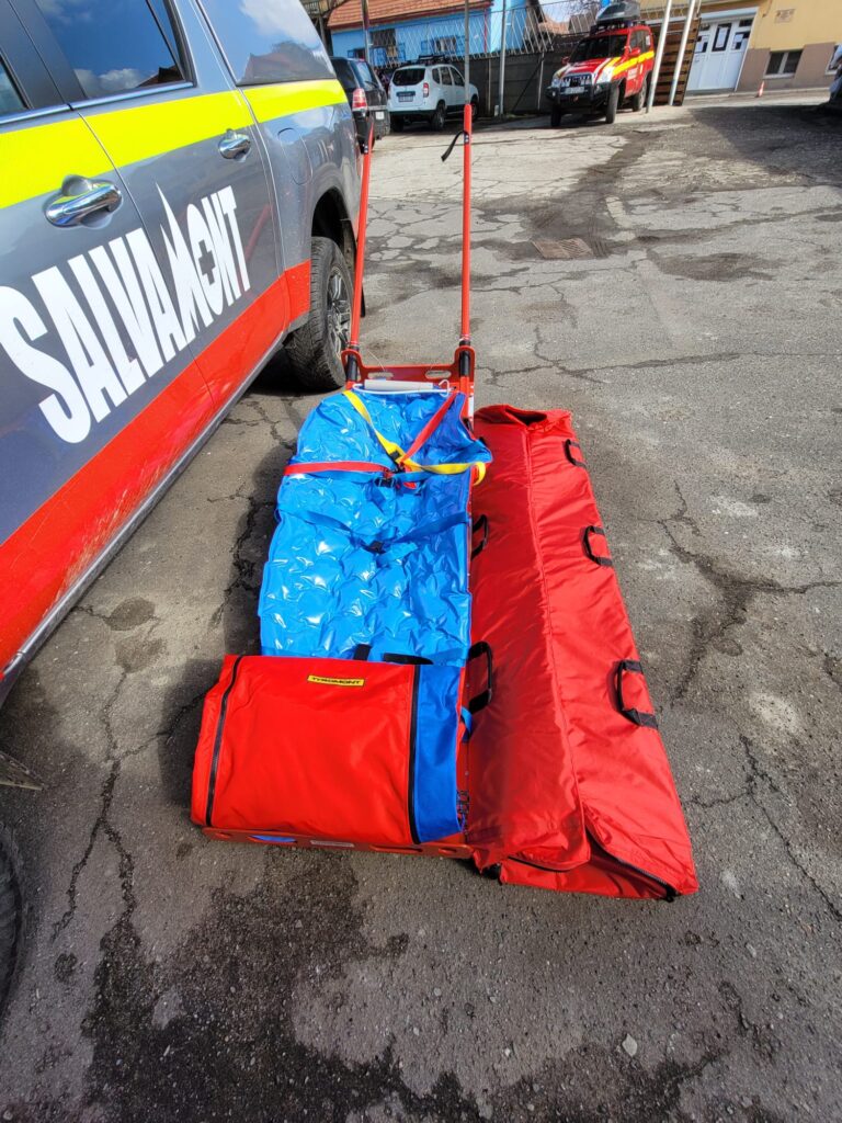 Serviciul Public Județean Salvamont Sibiu tocmai a achiziționat o targă "Canadiană" cu un sistem propriu de frânare