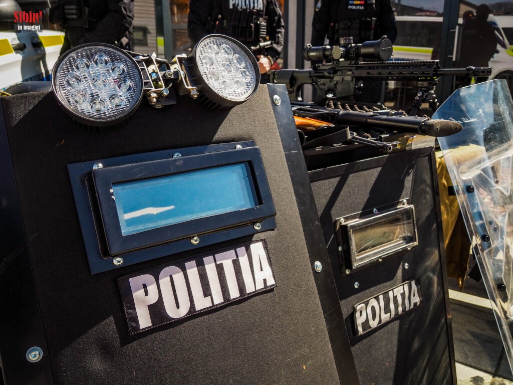 USR Sibiu: „De ziua Poliției, vă cerem să ne recâștigați încrederea, vă dorim să fiți gata să respectați uniforma, insigna și misiunea pe care o primiți de la români”