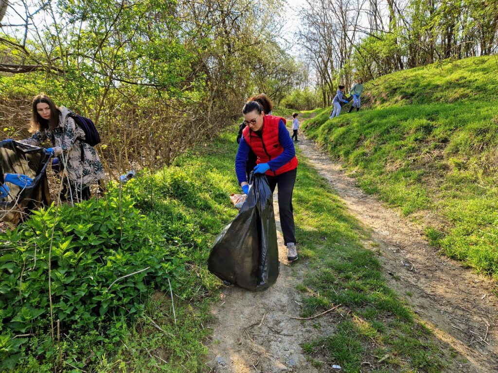 De Ziua Pământului liberalii sibieni au strâns zeci de saci de gunoi din zona Gușterița