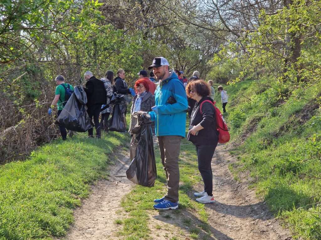 De Ziua Pământului liberalii sibieni au strâns zeci de saci de gunoi din zona Gușterița