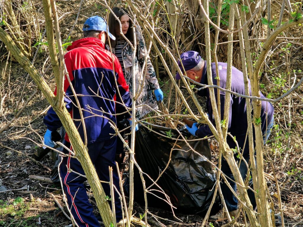 De Ziua Pământului liberalii sibieni au strâns zeci de saci de gunoi din zona Gușterița