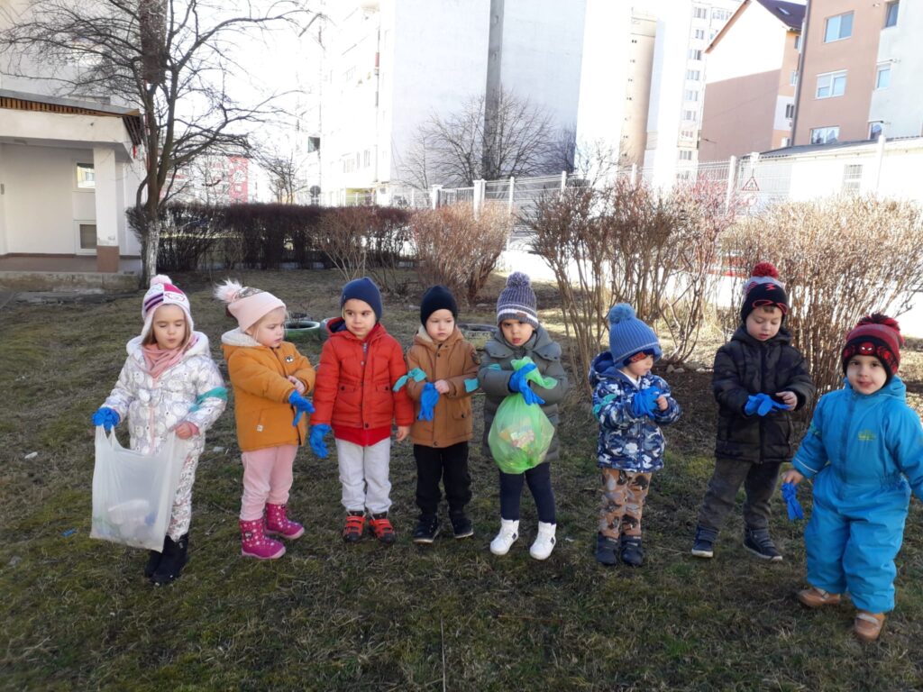 Elevii Școlii Gimnaziale nr.12 din Sibiu copiii au venit la întâlnirea cu super eroii colectării selectiv pregătiți cu deșeuri reciclabile și cu mașini de gunoi de jucărie