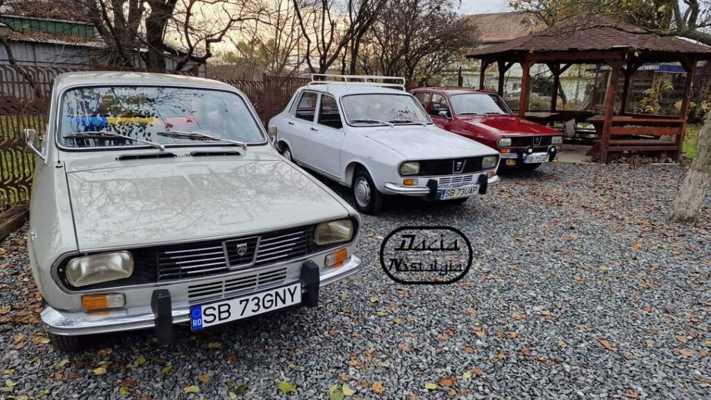 La intrarea principală în Muzeul ASTRA vă așteaptă între 5-10 autoturisme Dacia 1300 și 1310