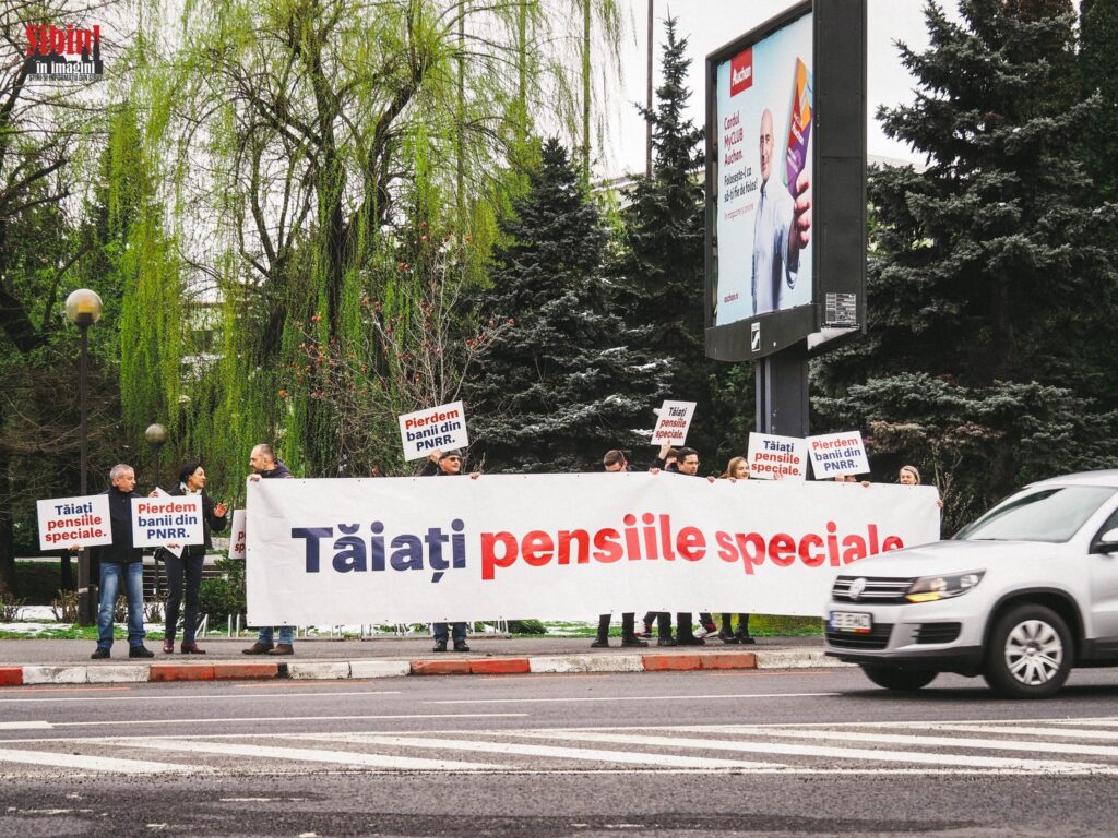 FOTO- VIDEO Câțiva dintre membrii USR Sibiu au protestat faţă de menţinerea sistemului de pensii speciale