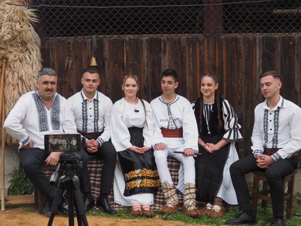 Foto- Video O zi la filmări cu Iliuță de la Jina și colegii săi din formația Tradițional Music