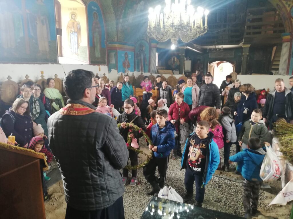 Înainte cu o zi de Duminica Floriilor copiii din comuna Turnu Roșu strâng ramuri de salcie pe care le prind într- o coroană, dar și în buchete și pornesc cu ele în mâini prin sat