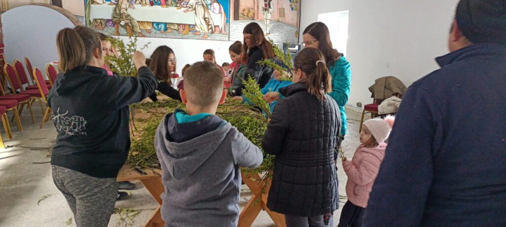 Înainte cu o zi de Duminica Floriilor copiii din comuna Turnu Roșu strâng ramuri de salcie pe care le prind într- o coroană, dar și în buchete și pornesc cu ele în mâini prin sat