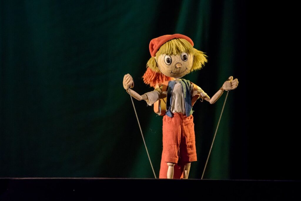 Nu, nu e miniciună! Pinocchio vă anunță cum puteți intra în posesia ultimelor bilete pentru spectacolul programat în acest weekend la Teatrul GONG