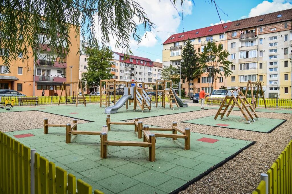 Primăria Sibiu a semnat contractul pentru întreținerea celor 54 de locuri de joacă