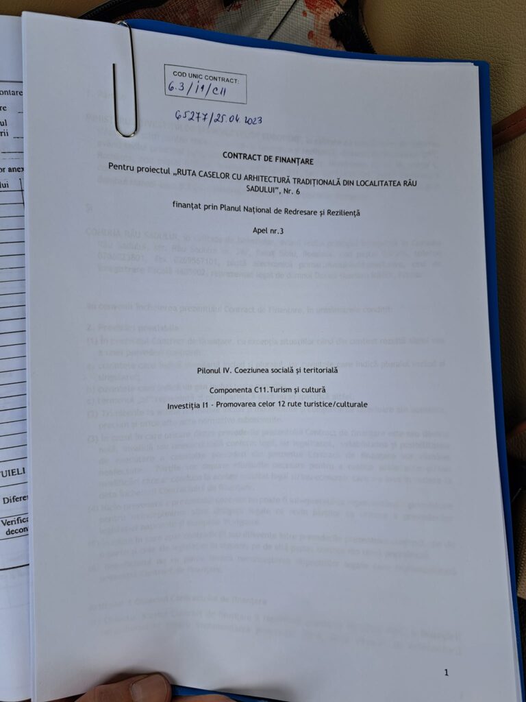 Primarul comunei Râu Sadului a semnat contractul de finanțare în valoare de 2,8 mil lei pentru restaurarea celor 8 gospodării tradiționale