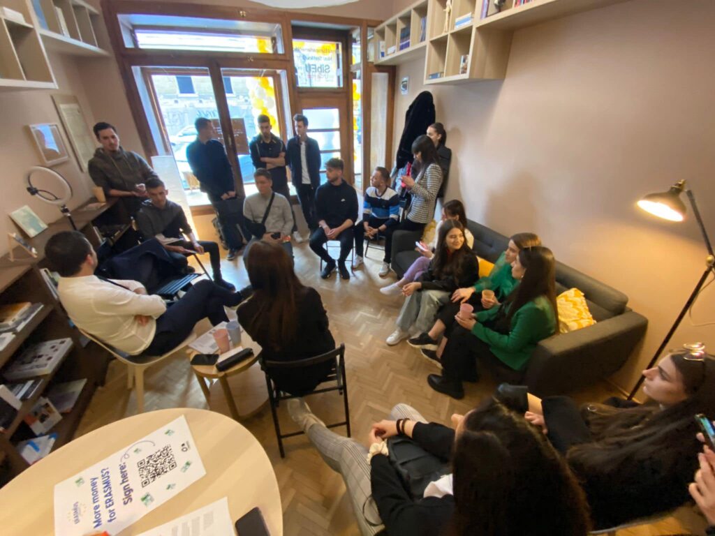 Primii tineri au trecut pragul SibEU Youth Hub