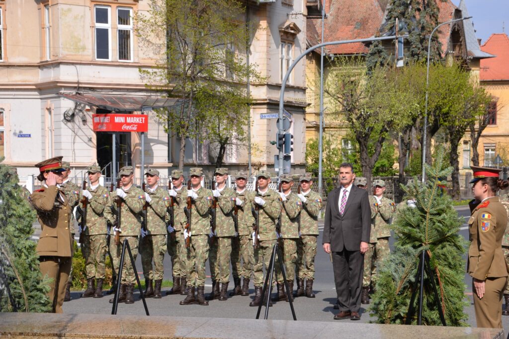Vicepreședintele CJ Sibiu, Marcel Luca, a participat la ceremonie de depuneri de coroane și jerbe de flori la „Monumentul ostașului din toate timpurile” din fața Cercului Militar