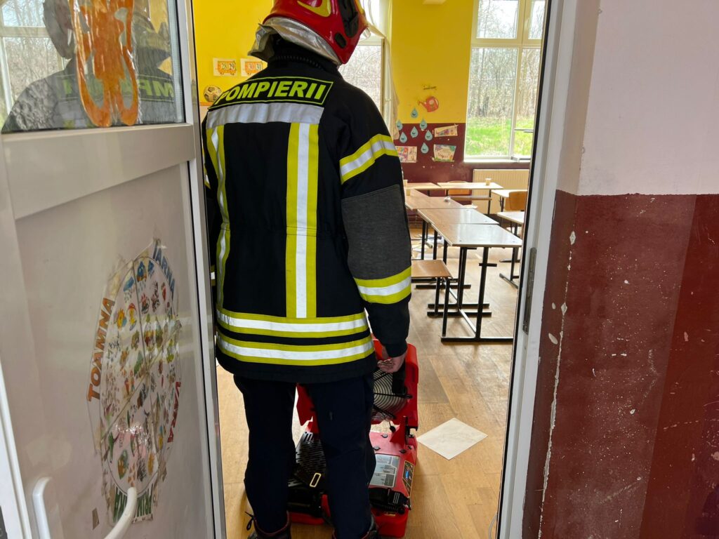 80 de elevi și 6 cadre didactice au fost evacuate în urma unui incendiu izbucnit la  școala gimnazială Scoreiu