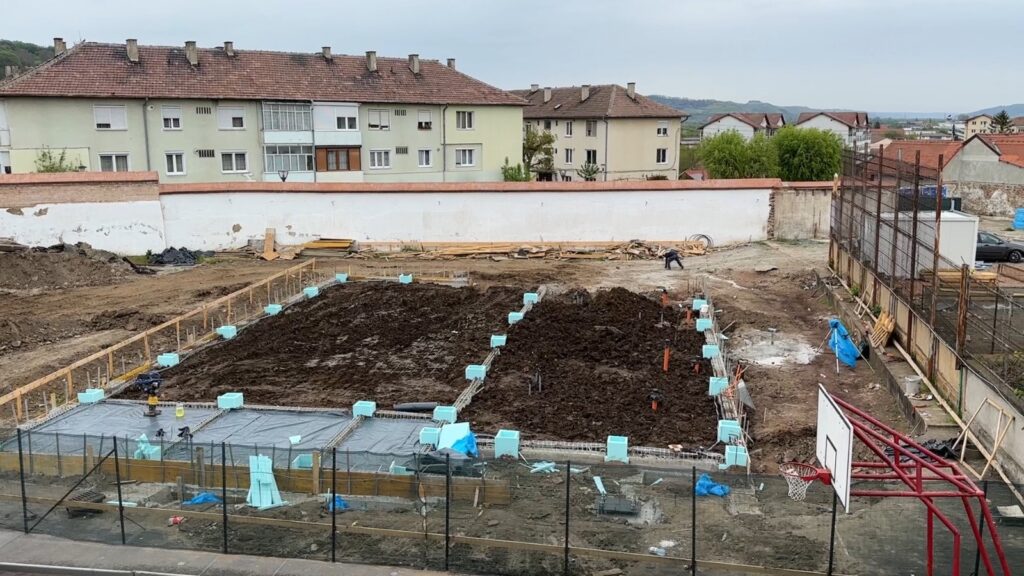 VIDEO - Au început lucrările la sala de sport de la Școala Gimnazială „Mihai Eminescu“