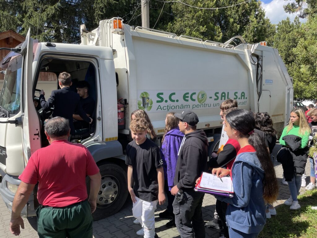 Elevii din Copșa Mică au inspectat autogunoiera echipei Eco-Sal