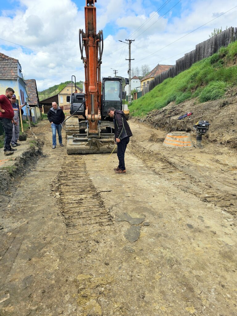 FOTO - Continuă proiectul Modernizare tramă stradală şi extinderea rețelelor hidro-edilitare în cartierul Târnăvioara din Copşa Mică