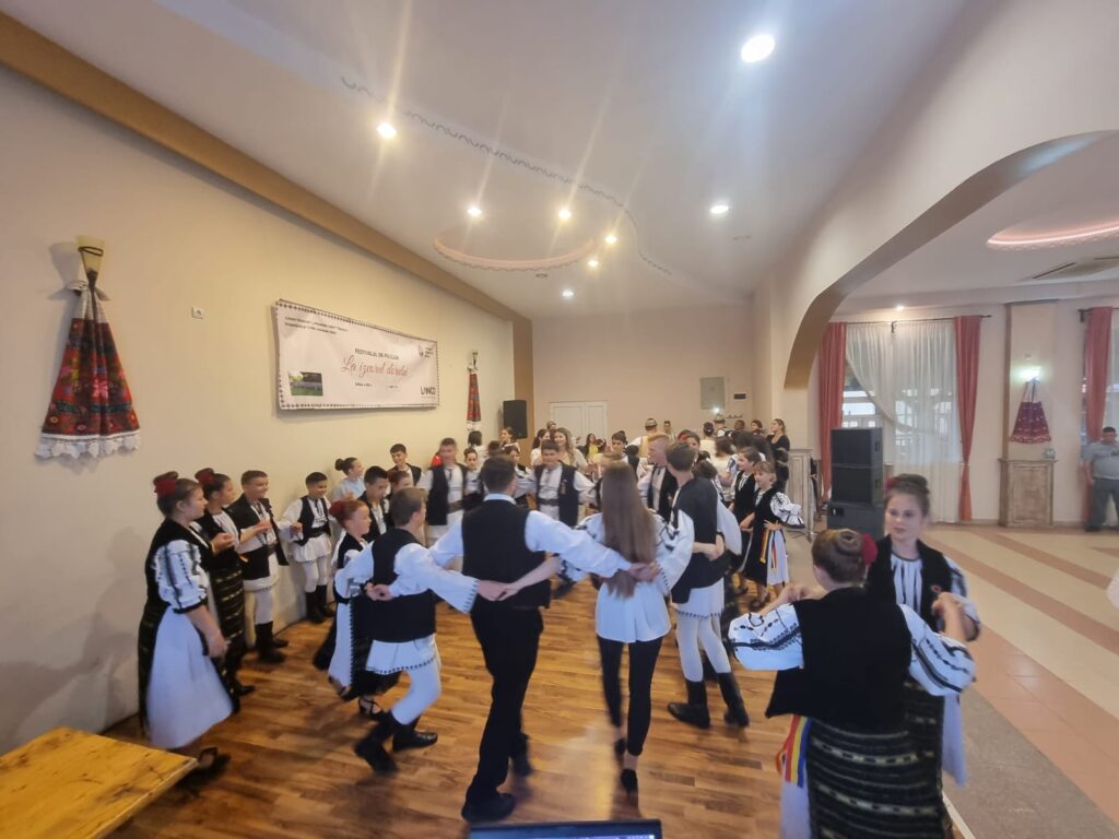 Trofeul Festivalului – Concurs de folclor "LA IZVORUL DORULUI"  a fost adjudecat de Ansamblul folcloric "FLORILE VISEI" ȘEICA MARE