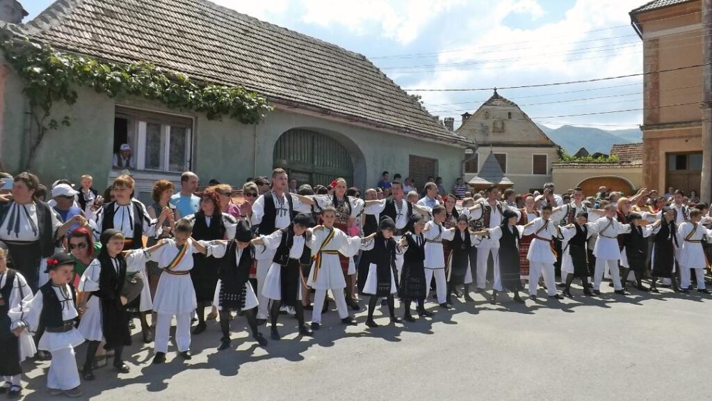 Inimoasa comunitate din Sebeșu de Jos încinge, de Rusalii, o horă cu noduri, cum alta nu-i: HORA DIN RUSCA