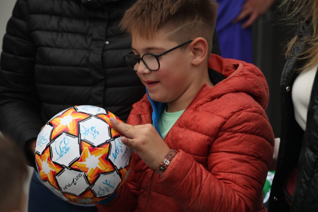 O minge de fotbal semnată de toți jucătorii de la FC Hermannstadt, pentru Ștefan (CP)