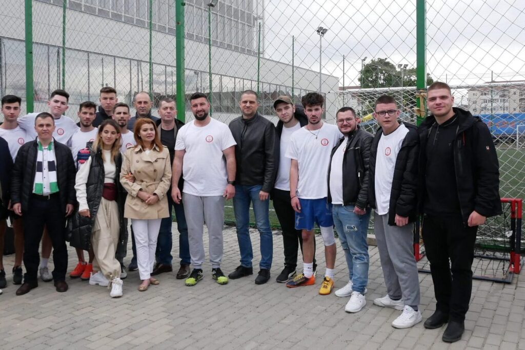 O minge de fotbal semnată de toți jucătorii de la FC Hermannstadt, pentru Ștefan (CP)