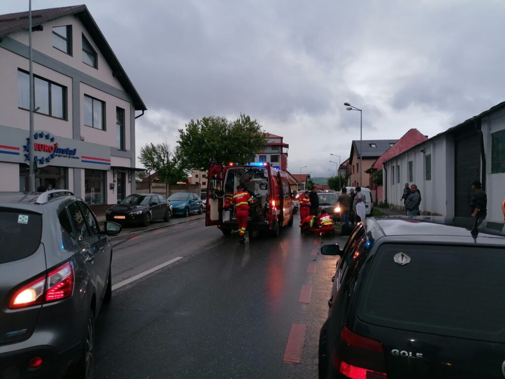 O șoferiță prinsă între portiera propriei mașini de un autoturism proiectat în ea de către un alt autovehicul