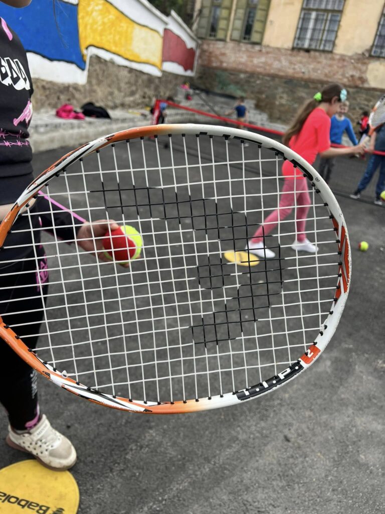 Primele ore de TENIS pentru elevii și profesorii Școlii Gimnaziale „Octavian Goga” din Rășinari