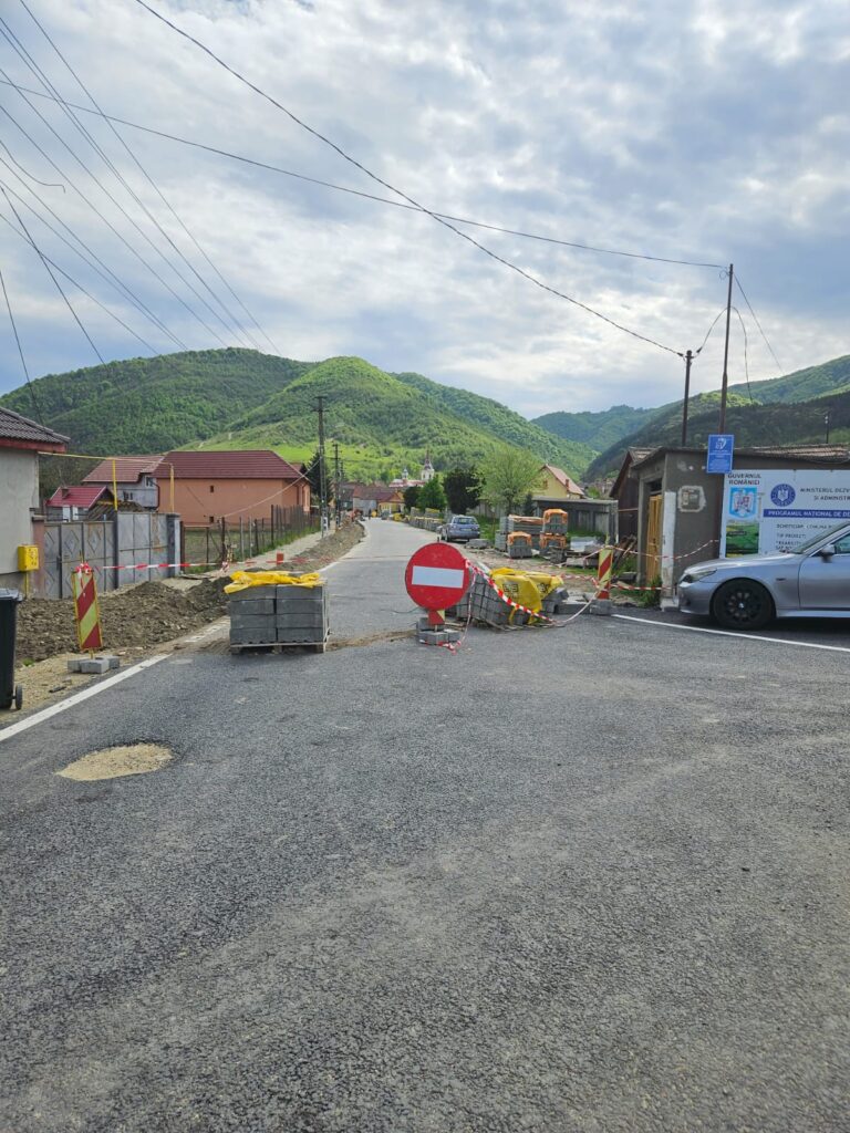 Strada Traian (porțiunea cuprinsă între Cimitir și intersecția cu strada Tălmăcelului), închisă pentru lucrări de reabilitare