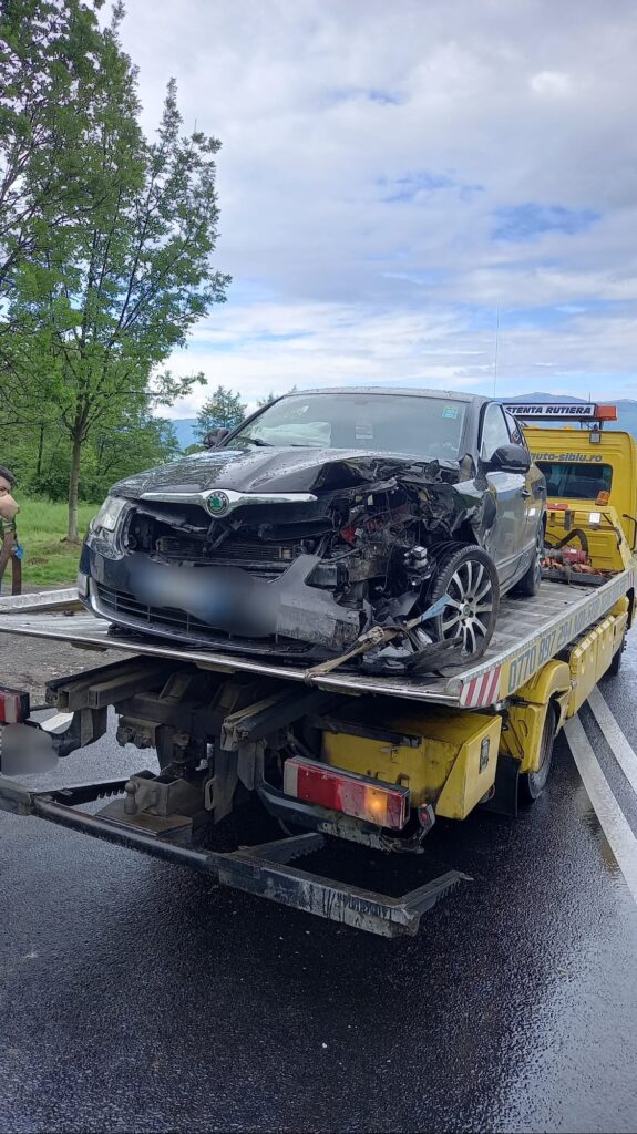 Foto - Accident cu victime pe Hula Bradului. O fetiță de 3 ani și mama acesteia, transportate la spital