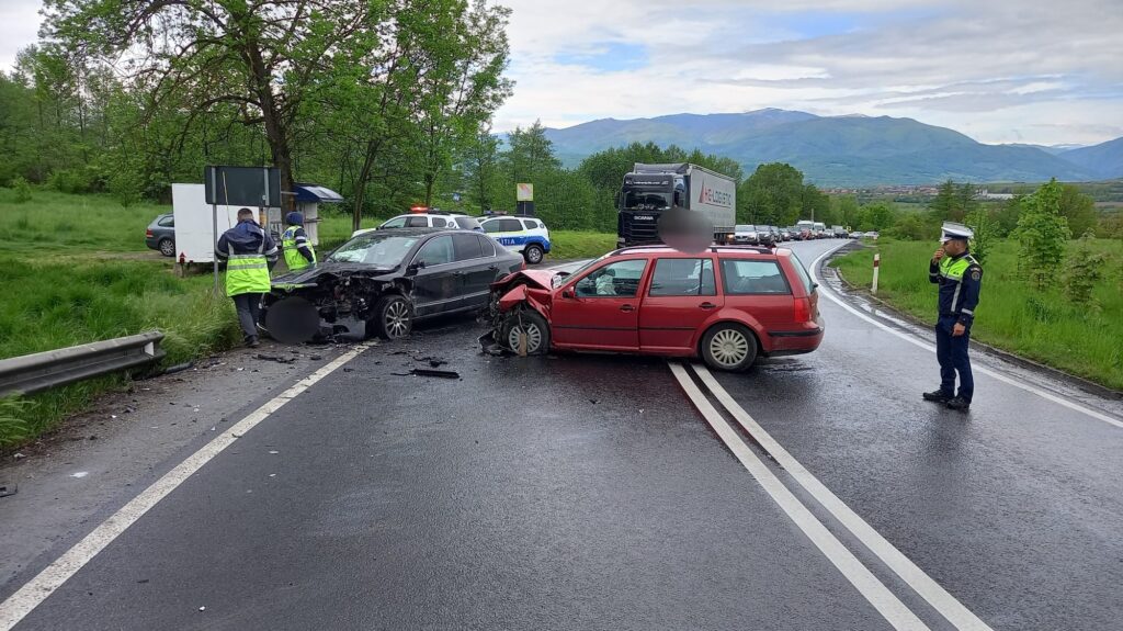 Foto - Accident cu victime pe Hula Bradului. O fetiță de 3 ani și mama acesteia, transportate la spital