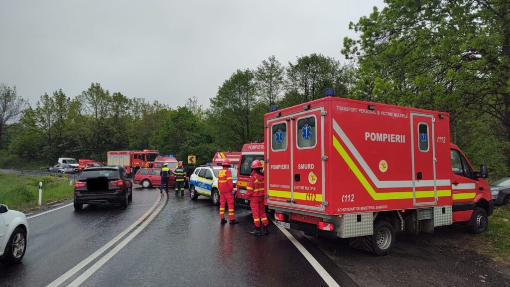 Foto - Accident cu victime pe Hula Bradului. O fetiță de 3 ani și mama acesteia, transportate la spital