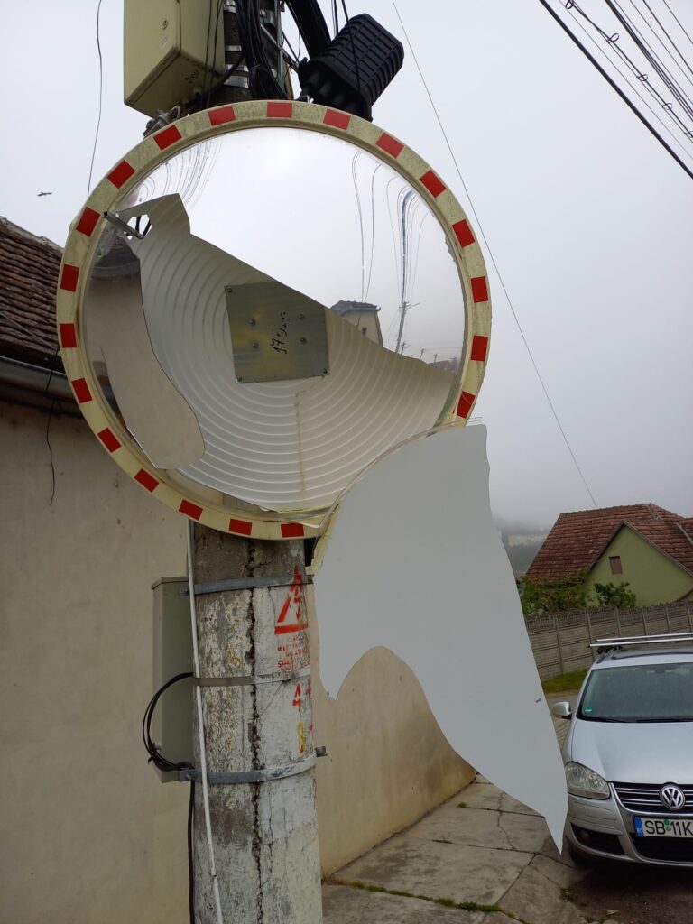 Două oglinzi rutiere stradale, vandalizate în Agnita. Autoritățile vă cer ajutorul în descoperirea făptașilor