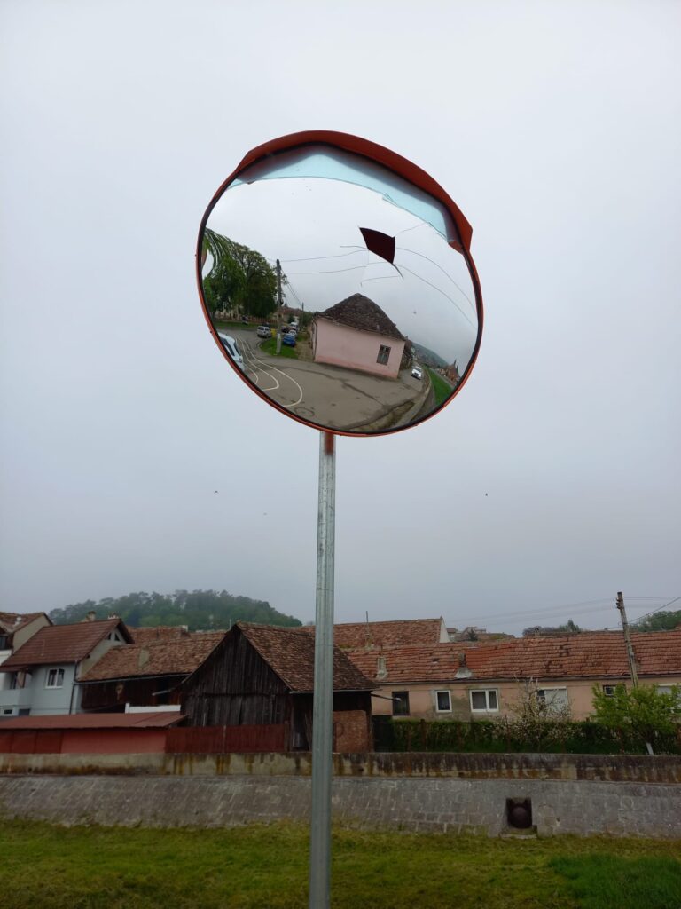 Două oglinzi rutiere stradale, vandalizate în Agnita. Autoritățile vă cer ajutorul în descoperirea făptașilor